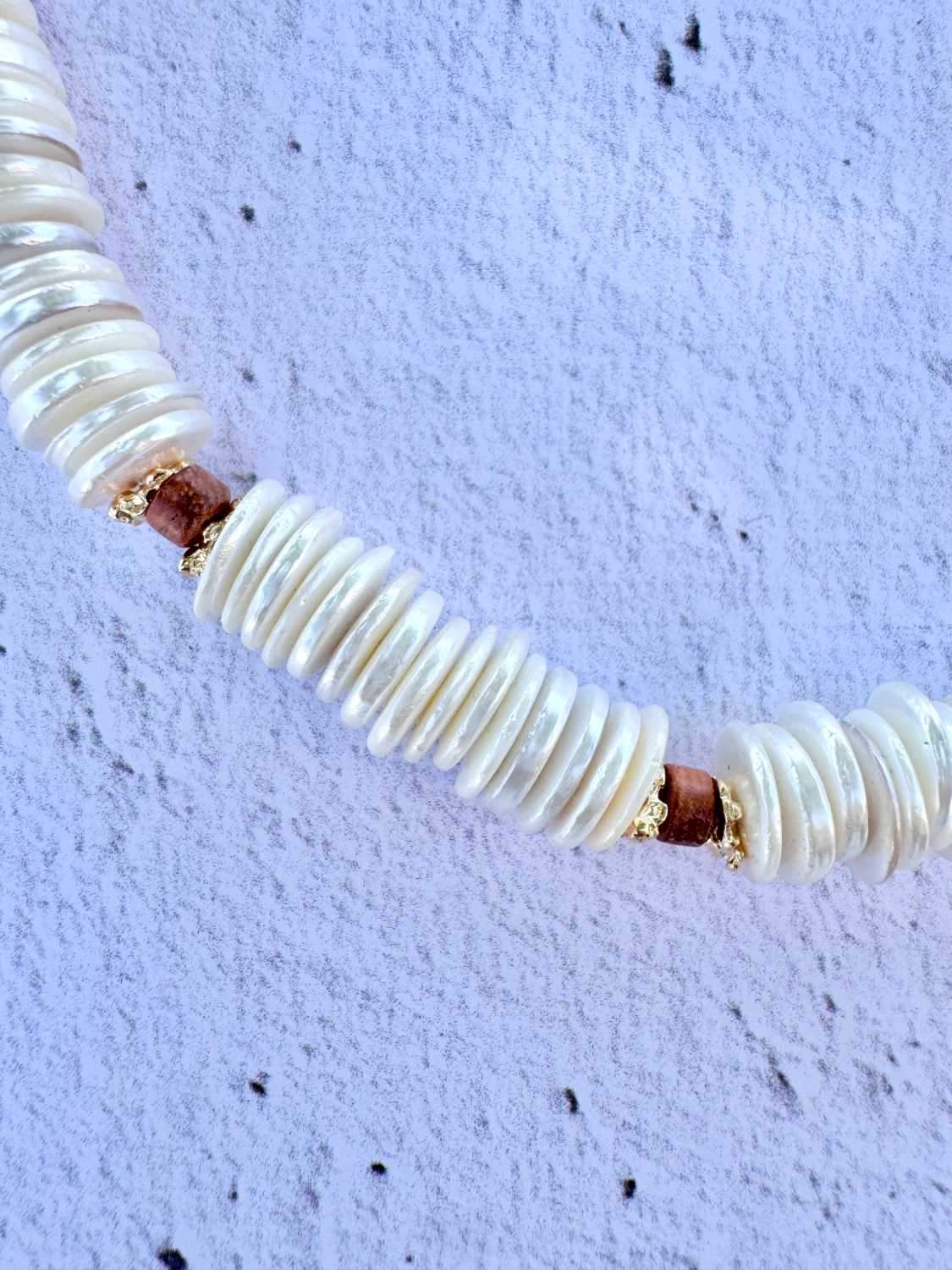 SOUL-AND-SAND-collier-choker-shell-details-grandes-rondelles-nacre-et-bois-mademoiselle-oups Collier Shell en grandes rondelles de nacre naturelle et détail des perles de bois foncé – bijou artisanal Mademoiselle Oups