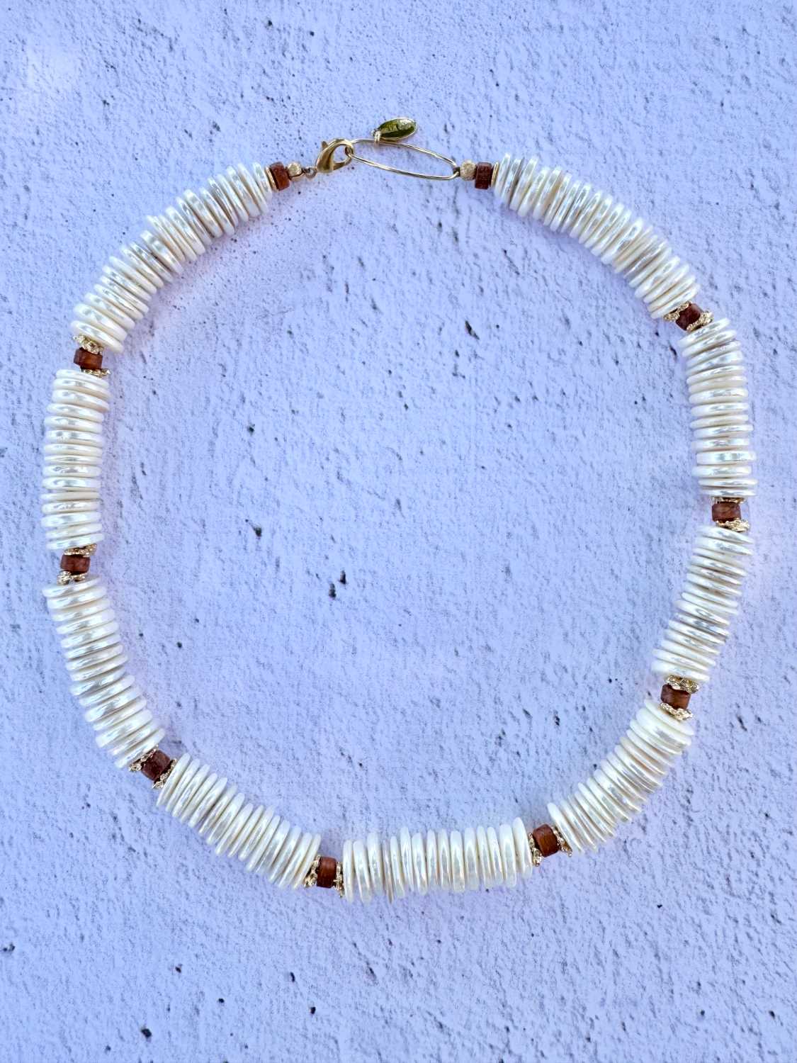 SOUL-AND-SAND-collier-choker-shell-grandes-rondelles-nacre-et-bois-mademoiselle-oups Collier Shell en grandes rondelles de nacre naturelle et perles de bois naturel – bijou artisanal Mademoiselle Oups