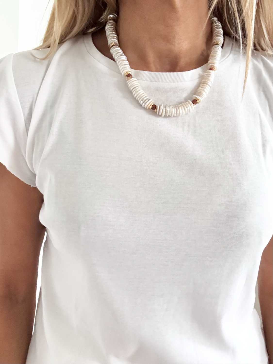 SOUL-AND-SAND-collier-choker-shell-grandes-rondelles-nacre-et-bois-porte-top-blanc-mademoiselle-oups Collier Shell en grandes rondelles de nacre naturelle et perles de bois naturel porté sur un tshirt blanc – bijou artisanal Mademoiselle Oups