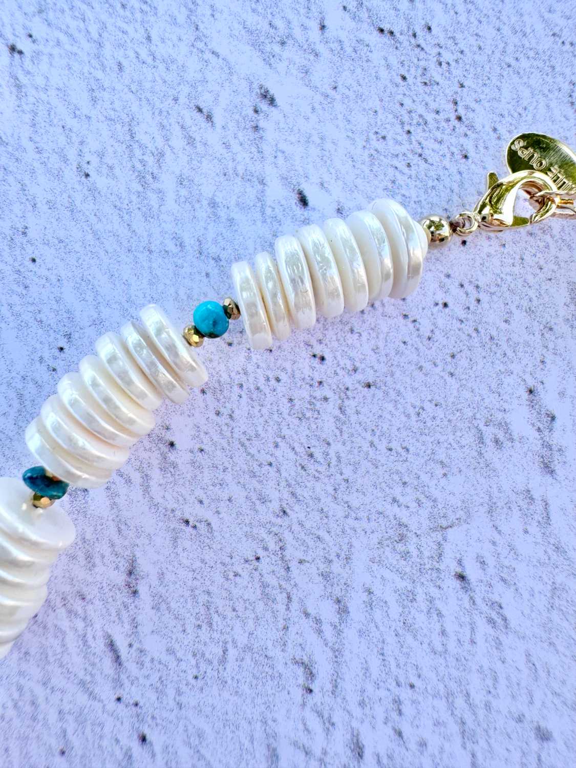 SOUL-AND-SAND-collier-choker-shell-rondelles-nacre-fines-details-et-turquoise-nevada-mademoiselle-oups Collier Shell en fines rondelles de nacre naturelle et perles turquoise du Nevada, détails des pierre – création artisanale Mademoiselle Oups