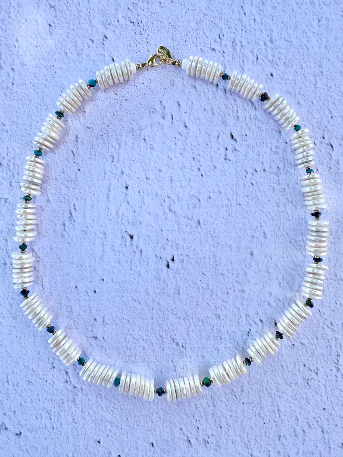SOUL-AND-SAND-collier-choker-shell-rondelles-nacre-fines-et-turquoise-nevada-mademoiselle-oups Collier Shell en fines rondelles de nacre naturelle et perles turquoise du Nevada – création artisanale Mademoiselle Oups