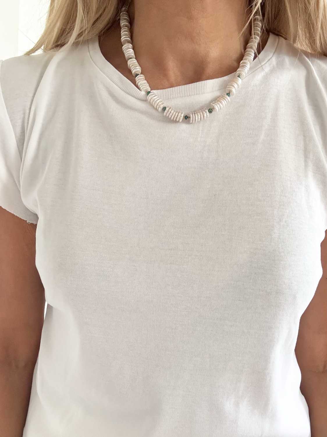 SOUL-AND-SAND-collier-choker-shell-rondelles-nacre-fines-et-turquoise-nevada-porte-tshirt-blanc-mademoiselle-oups Collier Shell en fines rondelles de nacre naturelle et perles turquoise du Nevada porté sur un top blanc – création artisanale Mademoiselle Oups