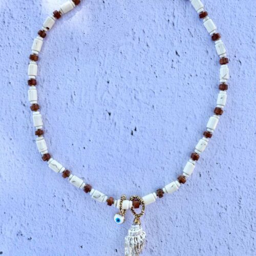 Collier ISLA en jade blanche et river stone et perles de bois avec pendentif coquillage naturel et œil protecteur – création artisanale Mademoiselle Oups