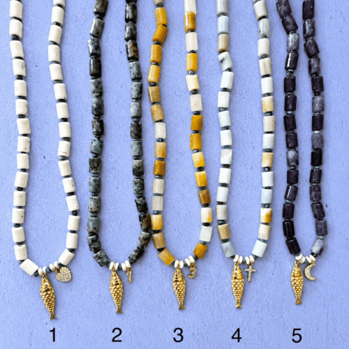 Ensemble des cinq colliers Reef en pierres naturelles, poisson doré et breloque en strass – bijou artisanal Mademoiselle Oups