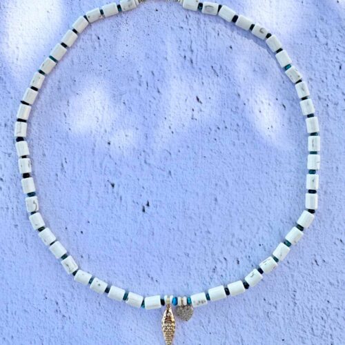 Collier Reef Ivoire en river stone, poisson doré et cœur pavé – bijou artisanal Mademoiselle Oups