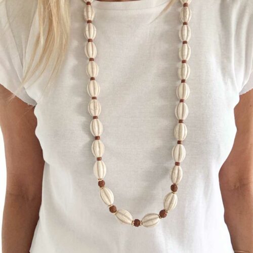 Sautoir DUNE en perles de Jade ivoire nervurées et graines naturelles porté sur un tshirt blanc – création artisanale française Mademoiselle Oups