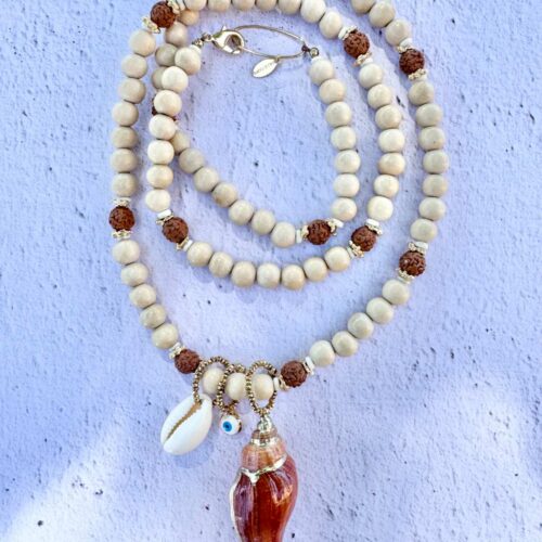 Sautoir OASIS en perles de bois beige, graines de Rudraksha, coquillage cauri, œil protecteur et coquillage naturel doré – création artisanale Mademoiselle Oups
