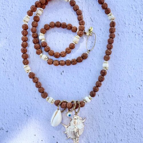 Sautoir SÉPIA en graines de Rudraksha, perles ivoire, coquillage naturel, œil protecteur et grand coquillage pendentif doré – création artisanale Mademoiselle Oups