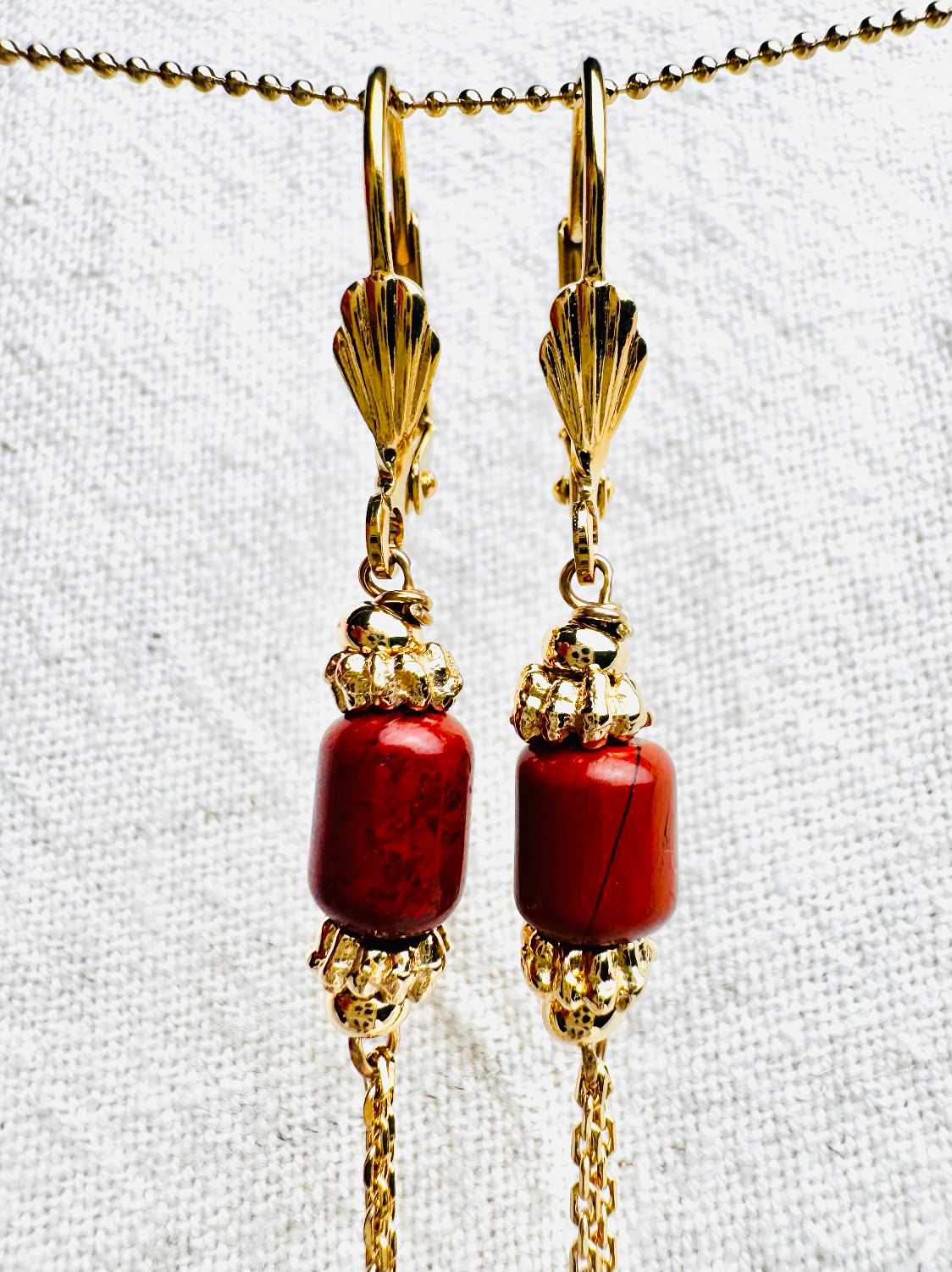 INDIAN-SUMMER-boucles-oreilles-rosario-detail-jaspe-rouge-amerique-creation-fabrication-francaise Boucles d’oreilles ROSARIO en jaspe rouge d’Amérique avec longues chaînes dorées pendantes détail pierres – collection Indian Summer Mademoiselle Oups