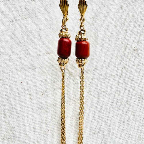 Boucles d’oreilles ROSARIO en jaspe rouge d’Amérique avec longues chaînes dorées pendantes – collection Indian Summer Mademoiselle Oups