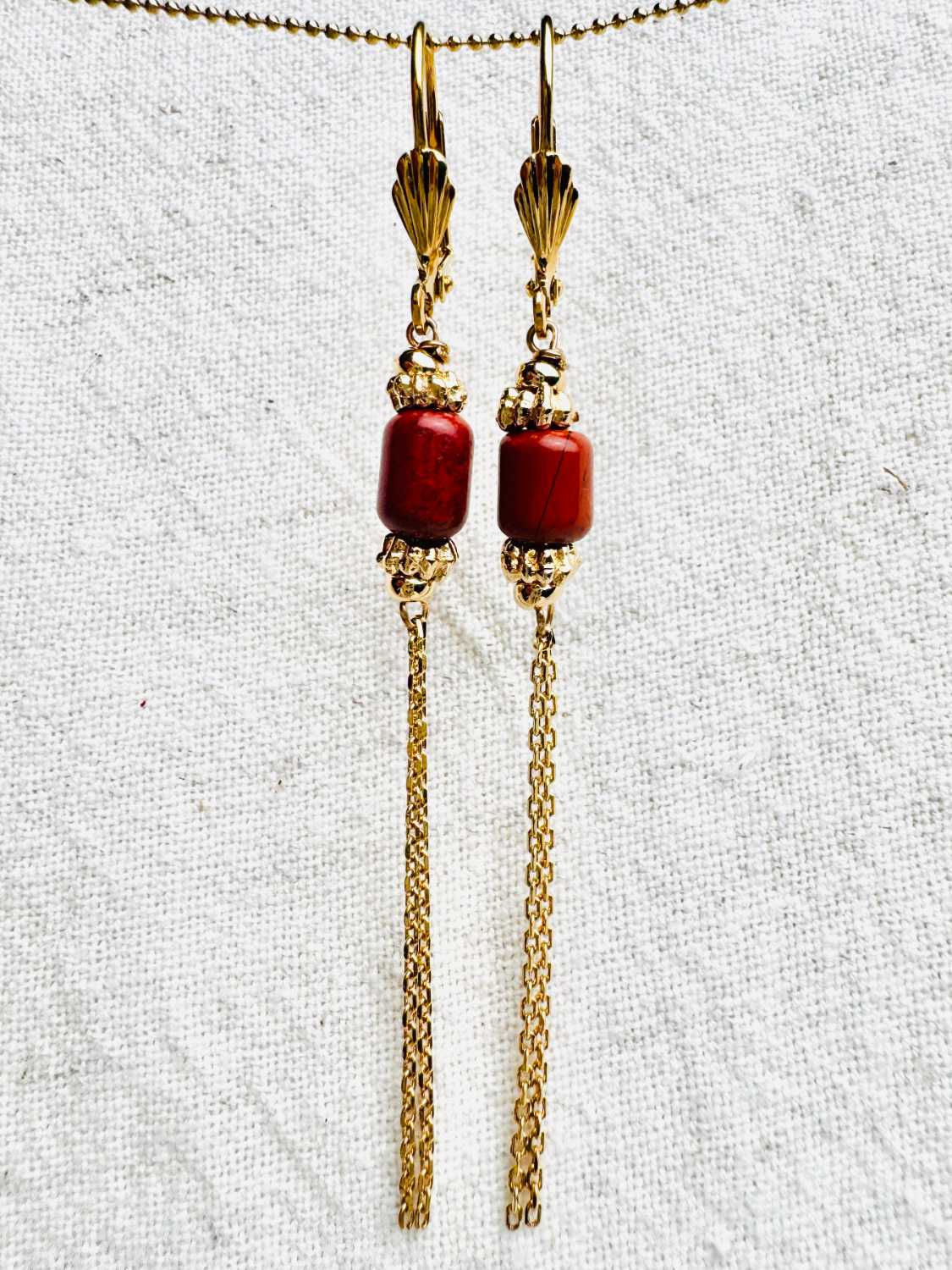 INDIAN-SUMMER-boucles-oreilles-rosario-jaspe-rouge-amerique-mademoiselle-oups Boucles d’oreilles ROSARIO en jaspe rouge d’Amérique avec longues chaînes dorées pendantes – collection Indian Summer Mademoiselle Oups