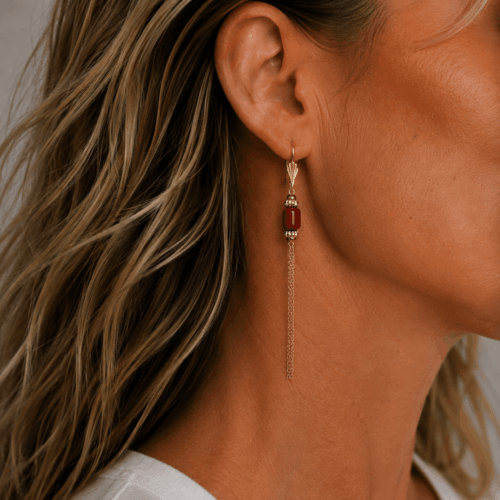 Boucles d’oreilles ROSARIO en jaspe rouge d’Amérique avec longues chaînes dorées pendantes portées oreille profil – collection Indian Summer Mademoiselle Oups