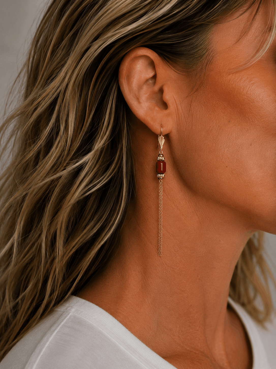 INDIAN-SUMMER-boucles-oreilles-rosario-jaspe-rouge-amerique-plan-oreille Boucles d’oreilles ROSARIO en jaspe rouge d’Amérique avec longues chaînes dorées pendantes portées oreille profil – collection Indian Summer Mademoiselle Oups
