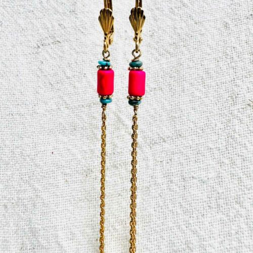 Boucles d’oreilles SANTA CRUZ en magnésite fuchsia et turquoise du Nevada avec longues chaînes dorées – collection Indian Summer Mademoiselle Oups