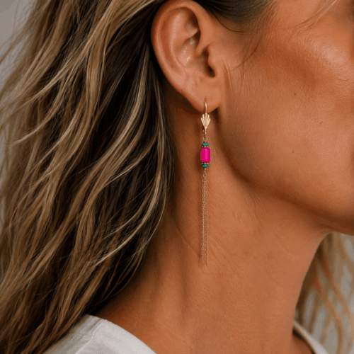 Boucles d’oreilles SANTA CRUZ en magnésite fuchsia et turquoise du Nevada avec longues chaînes dorées portées oreille de profil – collection Indian Summer Mademoiselle Oups