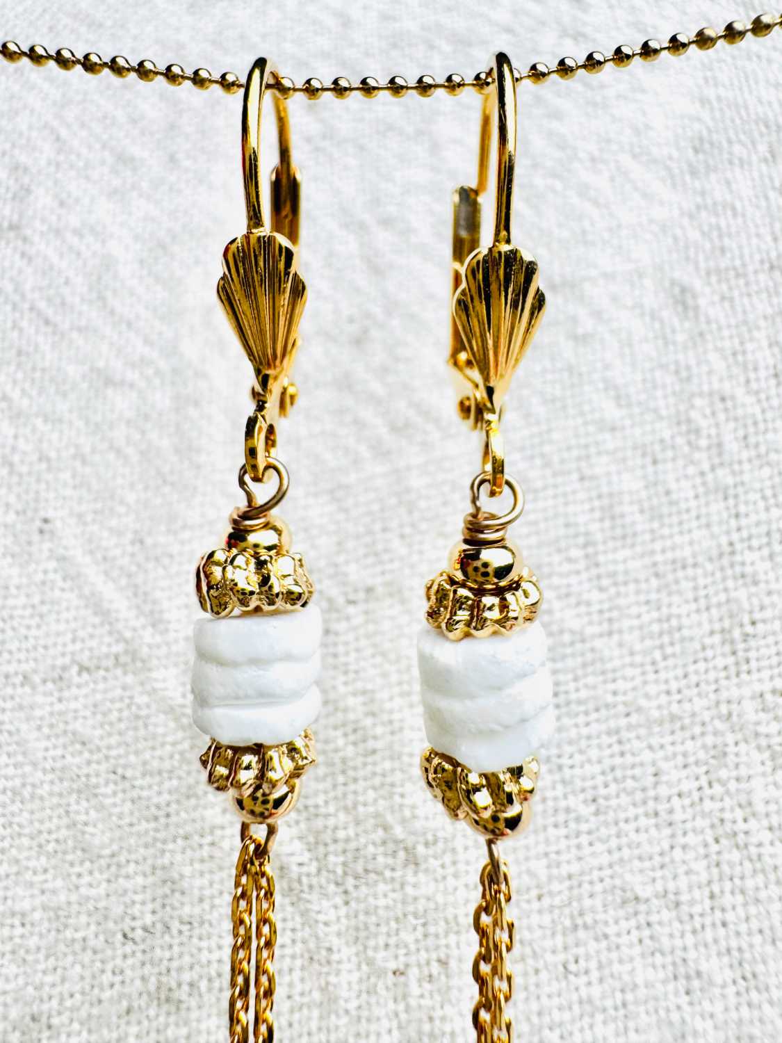 INDIAN-SUMMER-boucles-oreilles-soledad-detail-jade-blanc-bijou-artisanale Boucles d’oreilles SOLEDAD en jade blanc avec longues chaînes dorées pendantes zoom pierres – collection Indian Summer Mademoiselle Oups