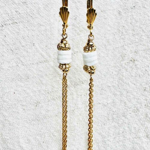 Boucles d’oreilles SOLEDAD en jade blanc avec longues chaînes dorées pendantes – collection Indian Summer Mademoiselle Oups