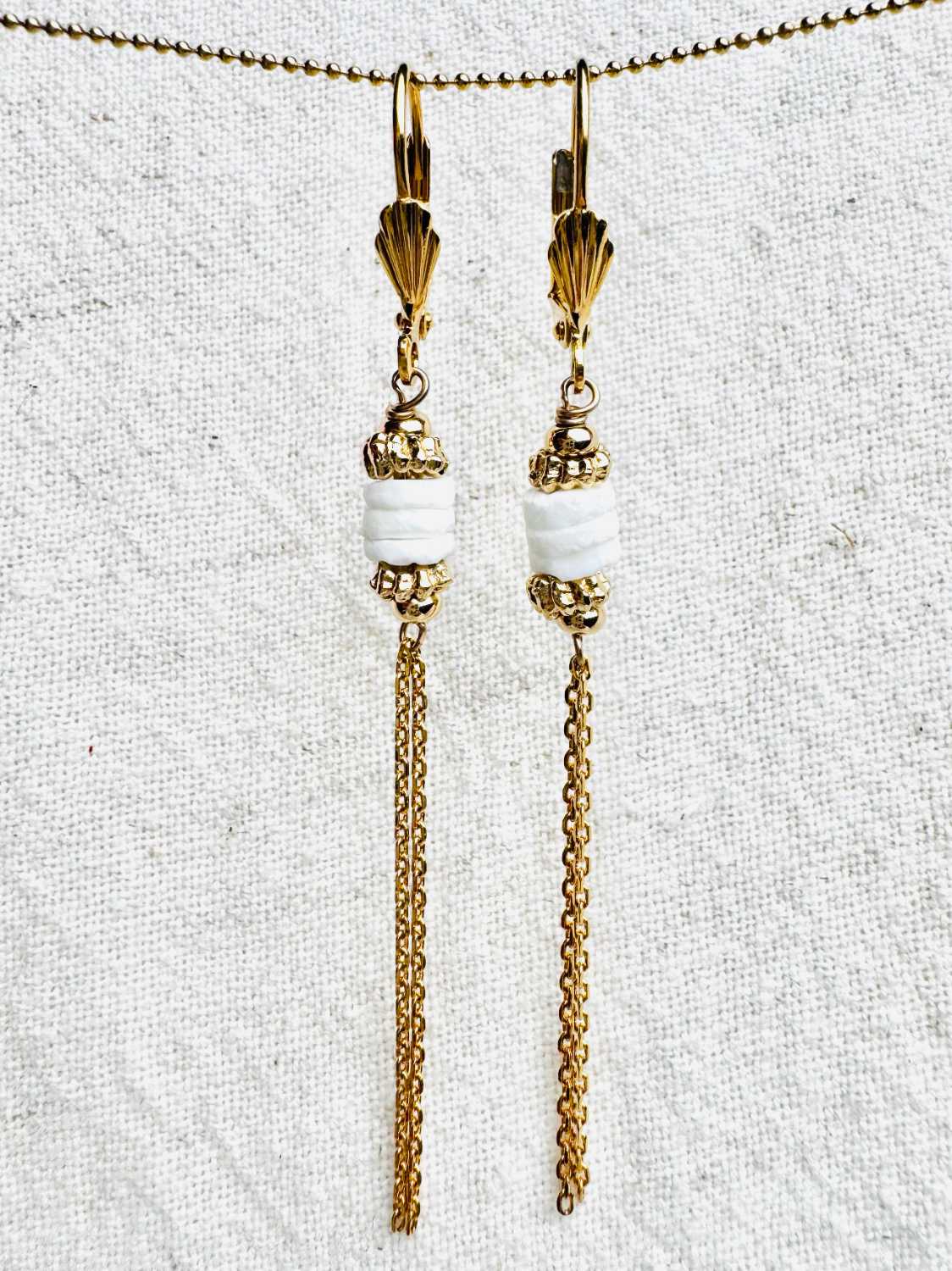 INDIAN-SUMMER-boucles-oreilles-soledad-jade-blanc-mademoiselle-oups Boucles d’oreilles SOLEDAD en jade blanc avec longues chaînes dorées pendantes – collection Indian Summer Mademoiselle Oups