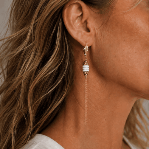Boucles d’oreilles SOLEDAD en jade blanc avec longues chaînes dorées pendantes portées oreille profil – collection Indian Summer Mademoiselle Oups