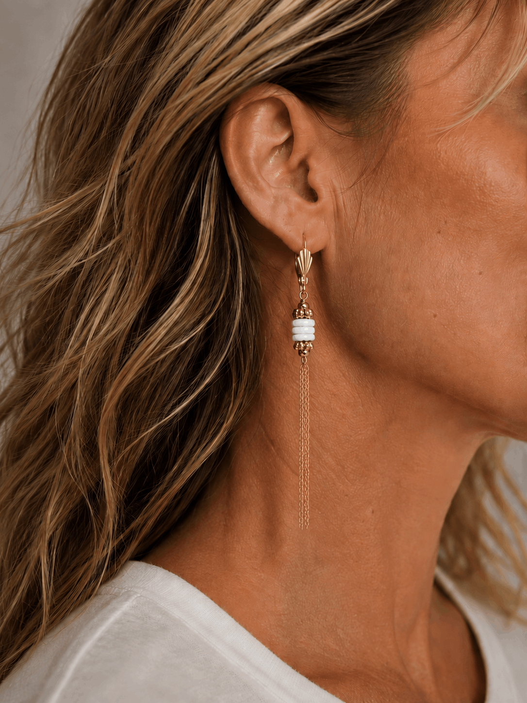 INDIAN-SUMMER-boucles-oreilles-soledad-jade-blanc-plan-oreille-mademoiselle-oups Boucles d’oreilles SOLEDAD en jade blanc avec longues chaînes dorées pendantes portées oreille profil – collection Indian Summer Mademoiselle Oups