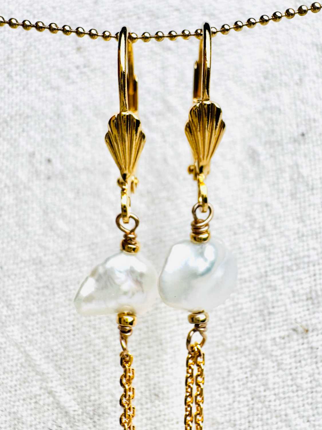 INDIAN-SUMMER-boucles-oreilles-yucca-perle-culture-fabrication-artisanale Boucles d’oreilles YUCCA en véritables perles de culture irrégulières et longues chaînes dorées zoom perles – collection Indian Summer Mademoiselle Oups