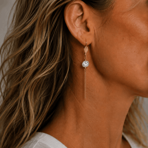 Boucles d’oreilles YUCCA en véritables perles de culture irrégulières et longues chaînes dorées portées oreille profil – collection Indian Summer Mademoiselle Oups