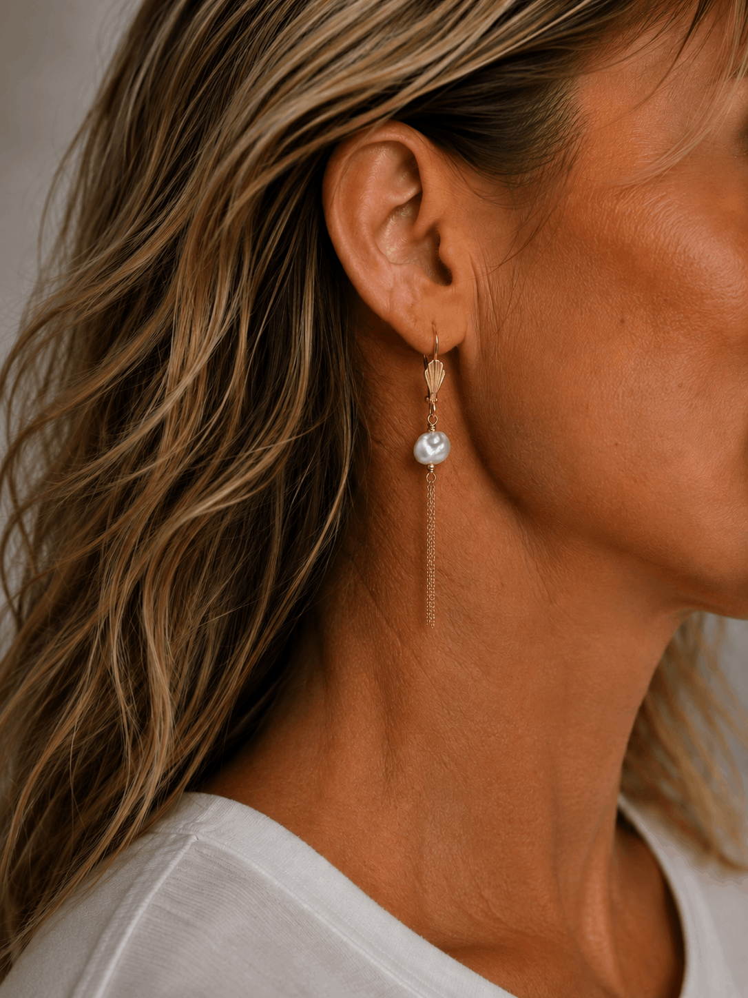 INDIAN-SUMMER-boucles-oreilles-yucca-perle-culture-plan-oreille-fait-main Boucles d’oreilles YUCCA en véritables perles de culture irrégulières et longues chaînes dorées portées oreille profil – collection Indian Summer Mademoiselle Oups