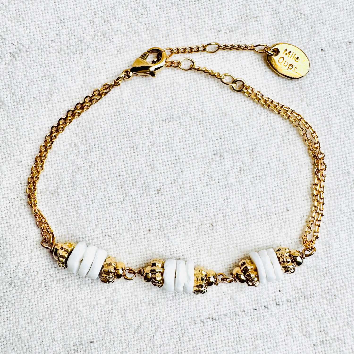 INDIAN-SUMMER-bracelet-soledad-jade-blanc-mademoiselle-oups Bracelet SOLEDAD en perles de jade blanc et éléments dorés, assorti au collier chapelet SOLEDAD – collection Indian Summer Mademoiselle Oups