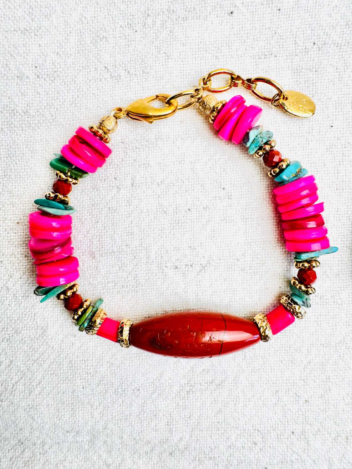 INDIAN-SUMMER-bracelets-joshua-coquillages-fuchsia-perle-jaspe-rouge-bijou-fait-main Bracelets JOSHUA en coquillages fuchsia avec perle centrale en jaspe d’Amérique et détails dorés – collection Indian Summer Mademoiselle Oups