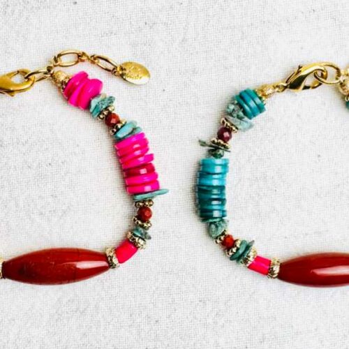 Bracelets JOSHUA en coquillages fuchsia ou turquoise avec perle centrale en jaspe d’Amérique et détails dorés – collection Indian Summer Mademoiselle Oups