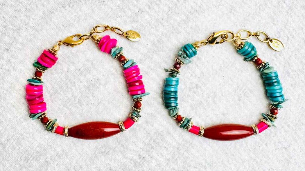 INDIAN-SUMMER-bracelets-joshua-coquillages-fuchsia-vert-turquoise-perle-jaspe-rouge-mademoiselle-oups Bracelets JOSHUA en coquillages fuchsia ou turquoise avec perle centrale en jaspe d’Amérique et détails dorés – collection Indian Summer Mademoiselle Oups