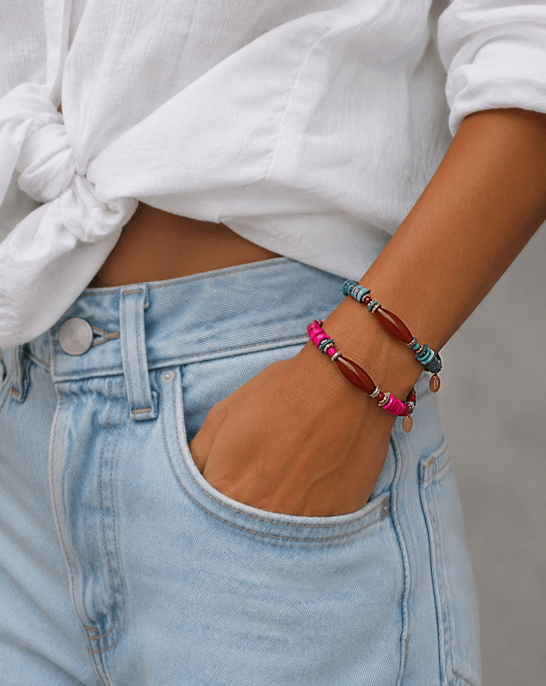 INDIAN-SUMMER-bracelets-joshua-coquillages-fuchsia-vert-turquoise-perle-jaspe-rouge-sur-poignet-mademoiselle-oups Bracelets JOSHUA en coquillages fuchsia ou turquoise avec perle centrale en jaspe d’Amérique et détails dorés portés sur poignet – collection Indian Summer Mademoiselle Oups