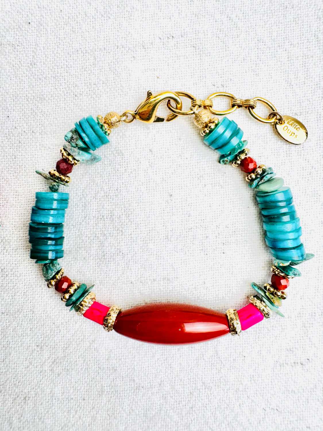INDIAN-SUMMER-bracelets-joshua-coquillages-vert-turquoise-perle-jaspe-rouge-bijou-artisanal Bracelets JOSHUA en coquillages turquoise avec perle centrale en jaspe d’Amérique et détails dorés – collection Indian Summer Mademoiselle Oups