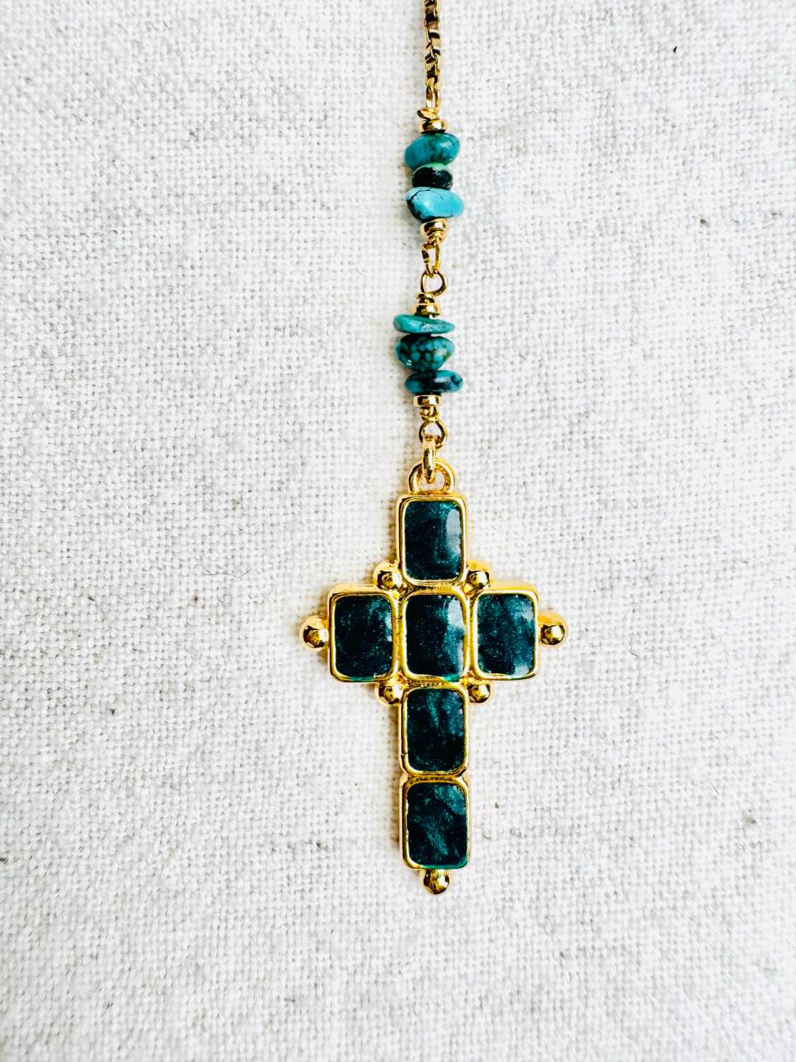 INDIAN-SUMMER-chapelet-esmeralda-detail-croix-email-vert-nacre Collier chapelet ESMERALDA en turquoise du Nevada avec croix dorée émaillée vert nacré zoom croix – collection Indian Summer création Mademoiselle Oups