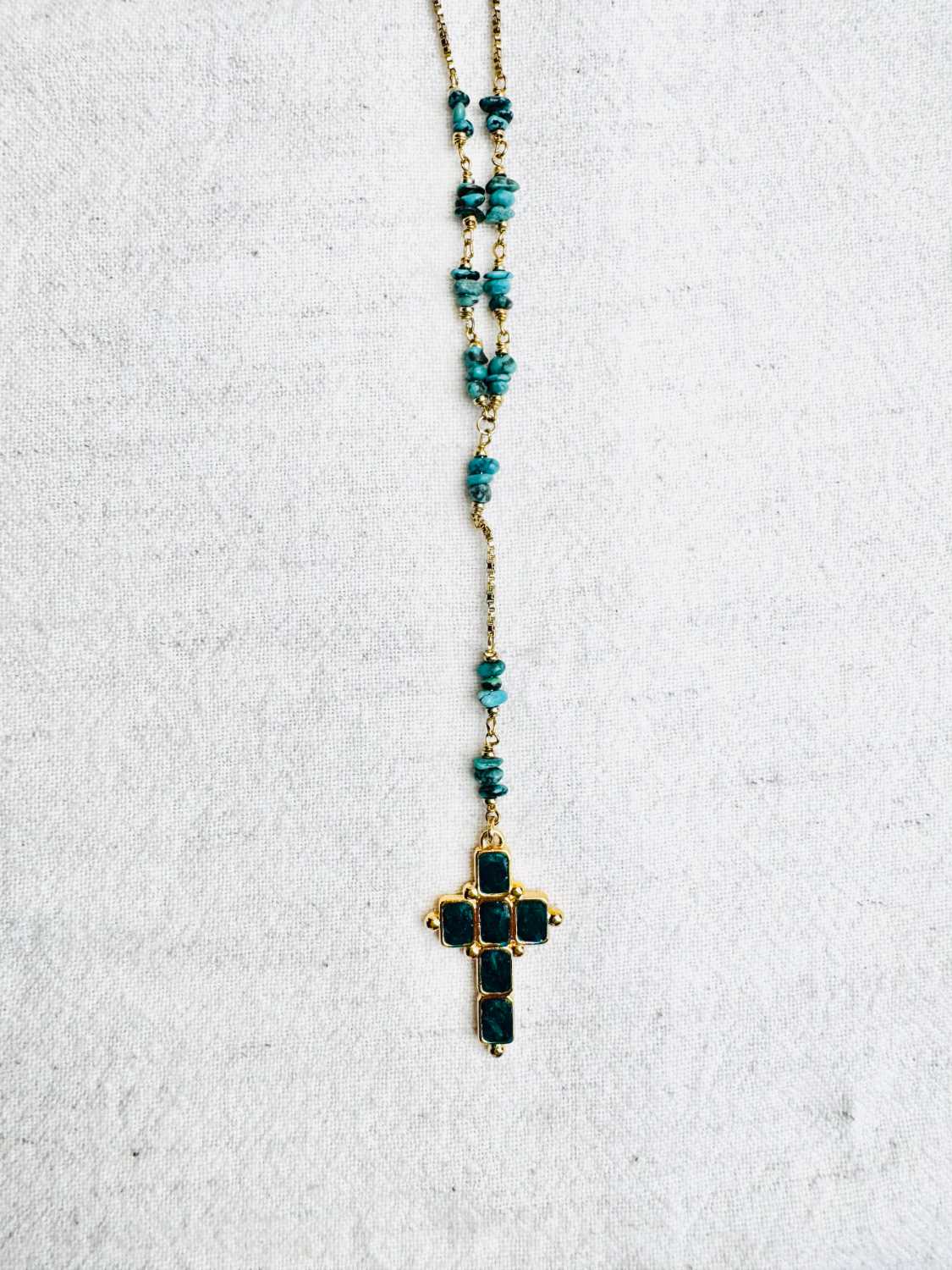 INDIAN-SUMMER-chapelet-esmeralda-detail-turquoise-nevada-bijou-artisanal Collier chapelet ESMERALDA en turquoise du Nevada avec croix dorée émaillée vert nacré détail pierres – collection Indian Summer création Mademoiselle Oups