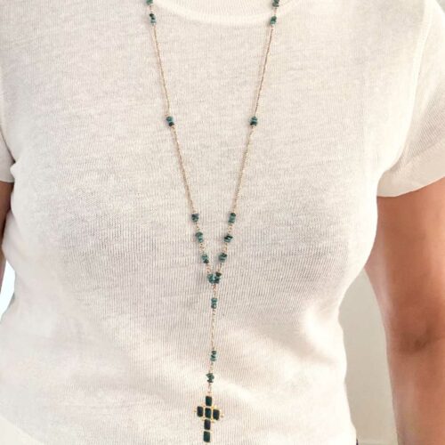 Collier chapelet ESMERALDA en turquoise du Nevada avec croix dorée émaillée vert nacré porté sur top blanc – collection Indian Summer création Mademoiselle Oups
