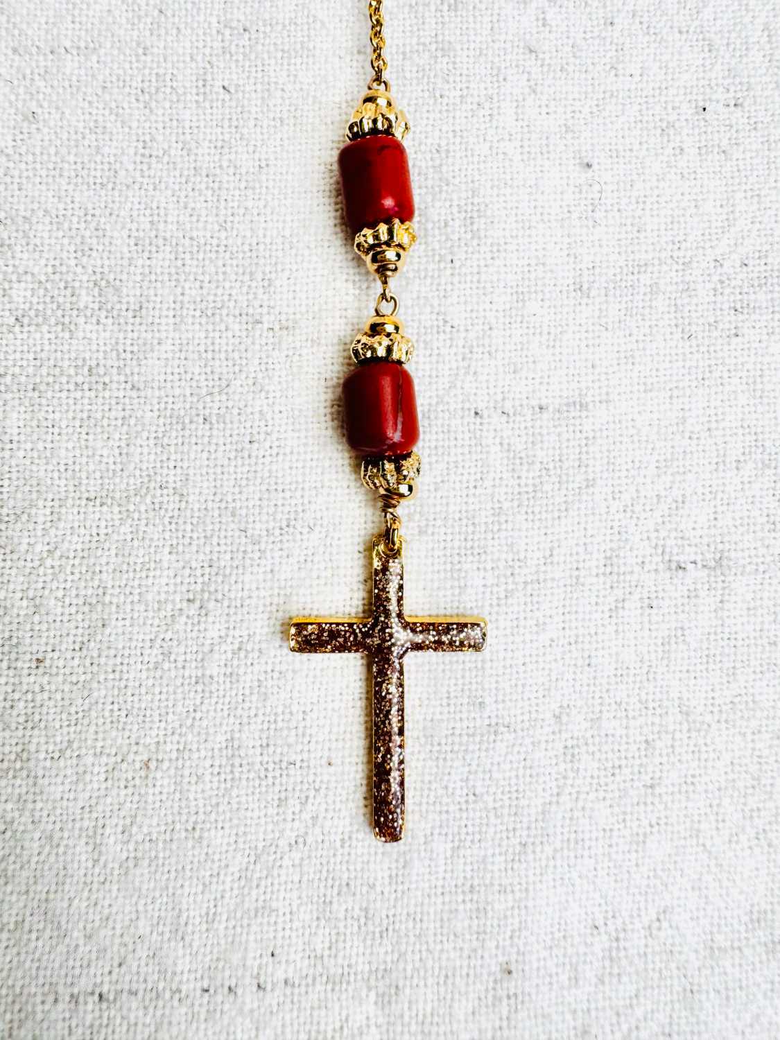 INDIAN-SUMMER-chapelet-rosario-detail-croix-or-paillete Collier chapelet ROSARIO en jaspe rouge d’Amérique avec chaîne et croix dorée zoom croix – collection Indian Summer Mademoiselle Oups