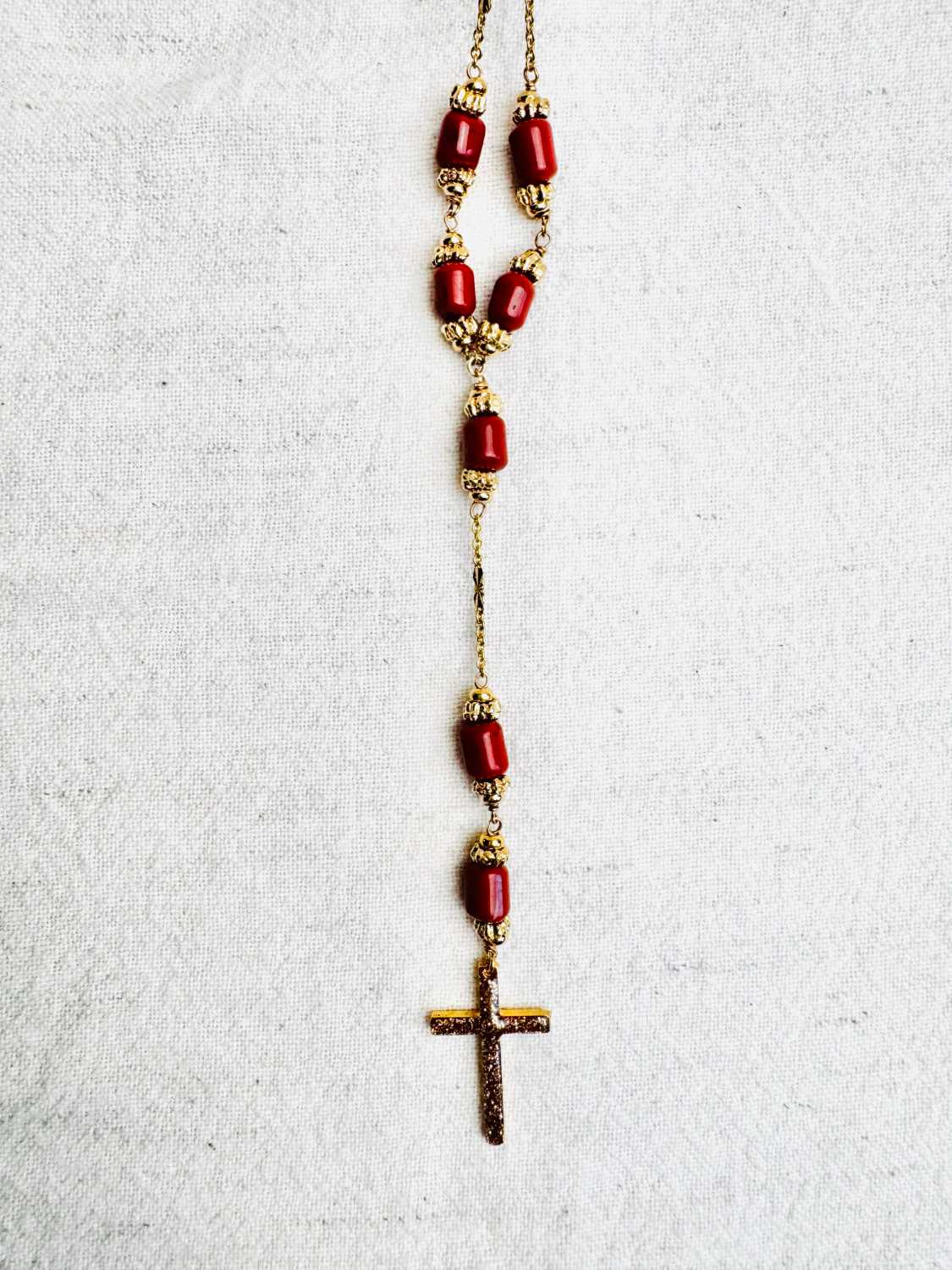 INDIAN-SUMMER-chapelet-rosario-detail-jaspe-rouge-bijou-boheme Collier chapelet ROSARIO en jaspe rouge d’Amérique avec chaîne et croix dorée détail pierres – collection Indian Summer Mademoiselle Oups