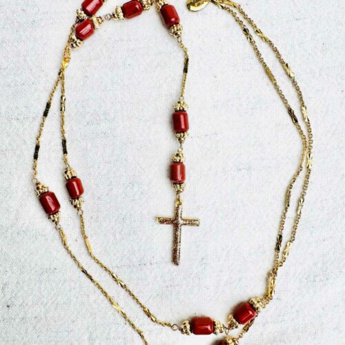Collier chapelet ROSARIO en jaspe rouge d’Amérique avec chaîne et croix dorée – collection Indian Summer Mademoiselle Oups