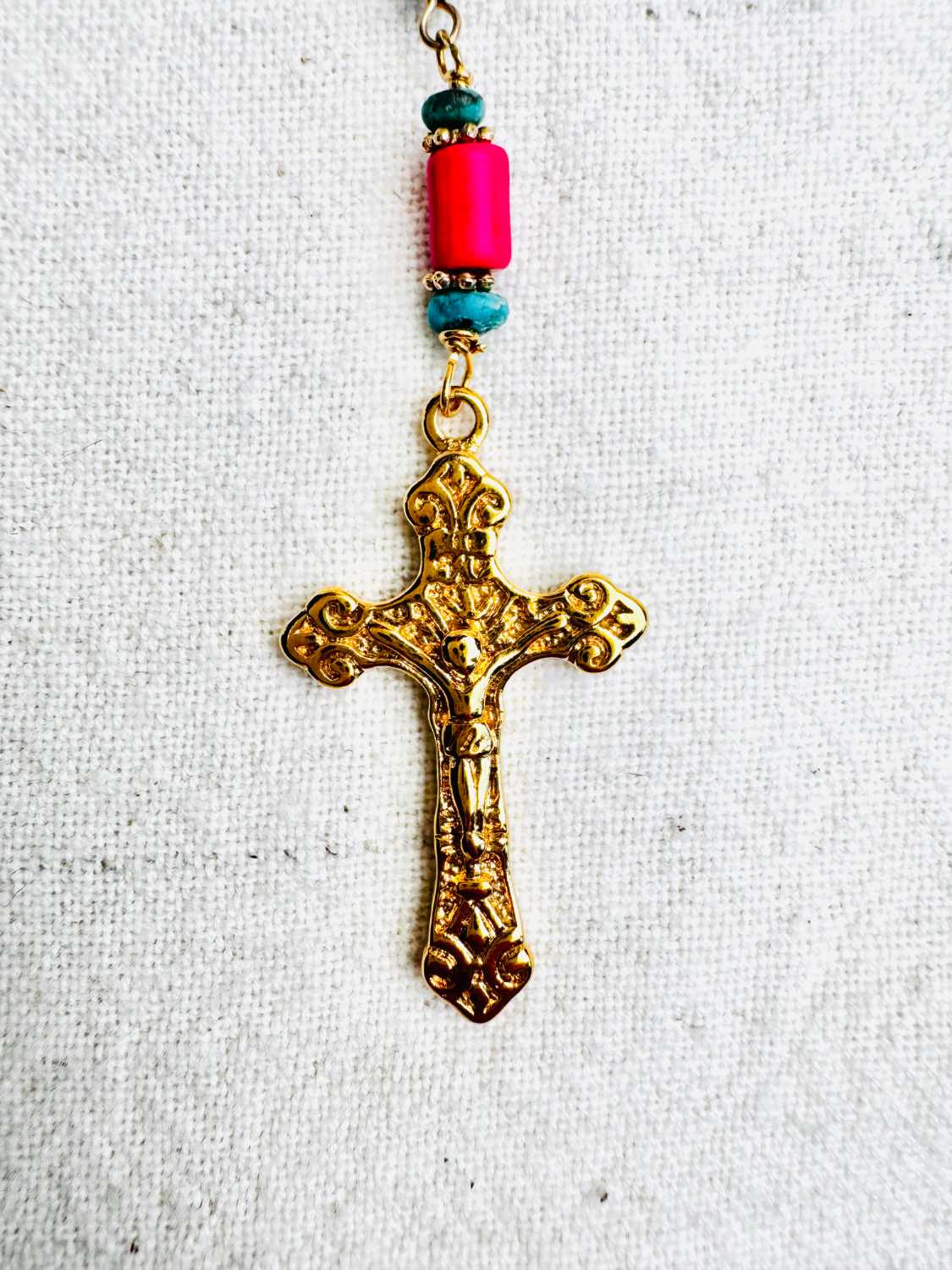 INDIAN-SUMMER-chapelet-santa-cruz-detail-croix-doree-turquoises Collier chapelet SANTA CRUZ en turquoise du Nevada et magnésite fuchsia avec croix dorée zoom sur la croix – collection Indian Summer Mademoiselle Oups