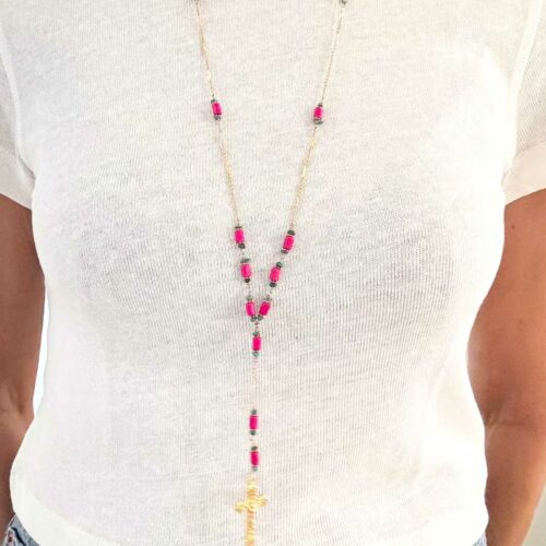 Collier chapelet SANTA CRUZ en turquoise du Nevada et magnésite fuchsia avec croix dorée porté sur teeshirt blanc – collection Indian Summer Mademoiselle Oups