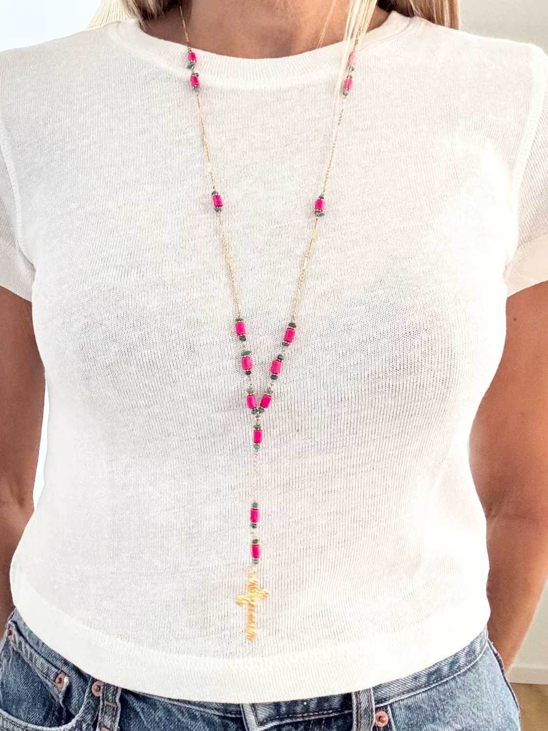 INDIAN-SUMMER-chapelet-santa-cruz-pierres-naturelles-porte-top-blanc Collier chapelet SANTA CRUZ en turquoise du Nevada et magnésite fuchsia avec croix dorée porté sur teeshirt blanc – collection Indian Summer Mademoiselle Oups