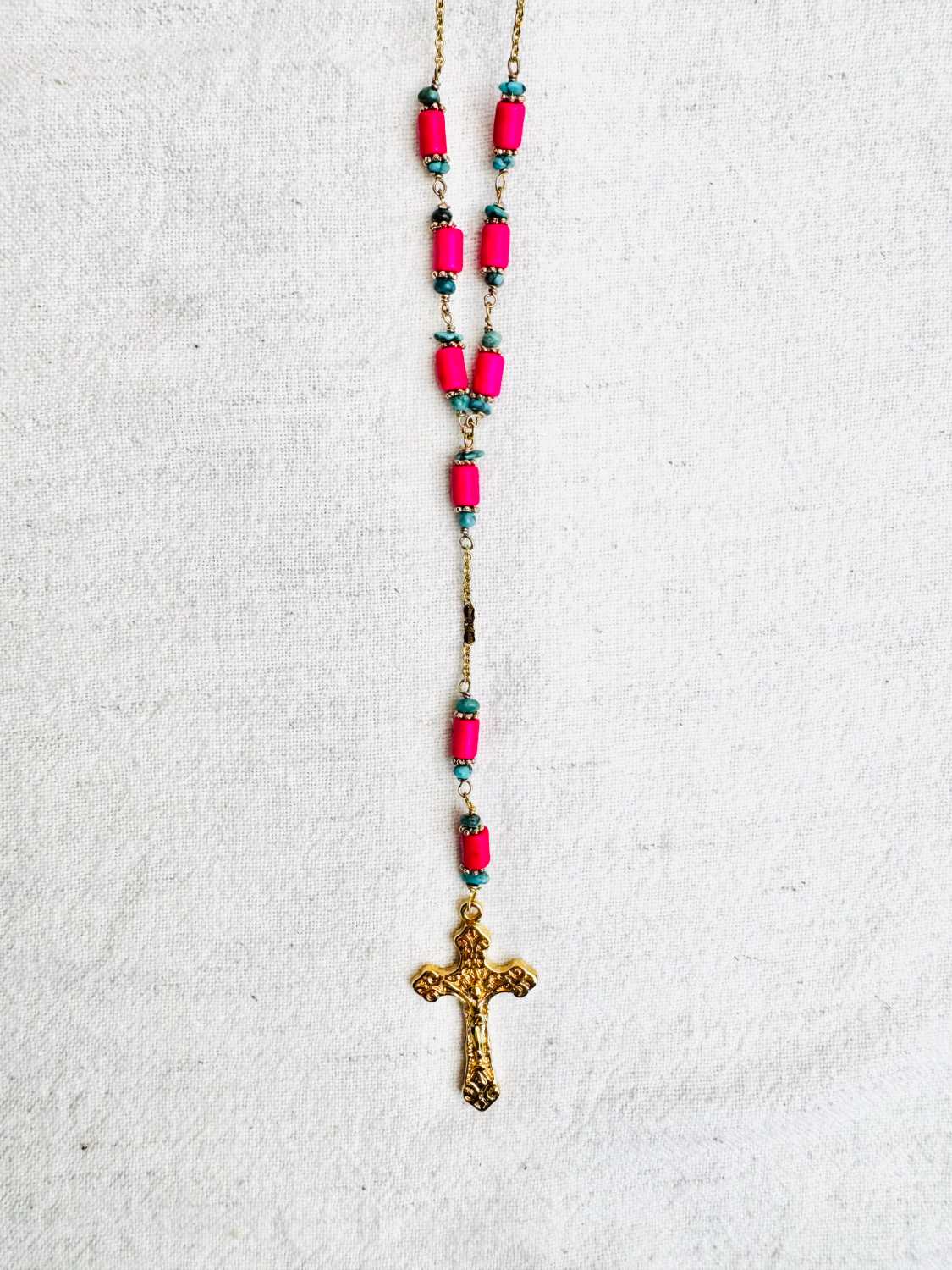 INDIAN-SUMMER-chapelet-santa-cruz-pierres-naturelles Collier chapelet SANTA CRUZ en turquoise du Nevada et magnésite fuchsia avec croix dorée détail des pierres – collection Indian Summer Mademoiselle Oups
