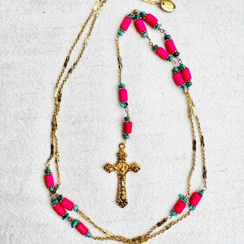 Collier chapelet SANTA CRUZ en turquoise du Nevada et magnésite fuchsia avec croix dorée – collection Indian Summer Mademoiselle Oups