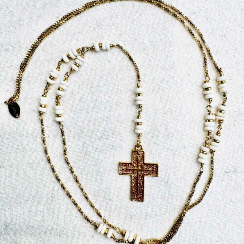 Collier chapelet SOLEDAD en jade blanc avec croix émaillée à la main de paillettes dorées – collection Indian Summer Mademoiselle Oups