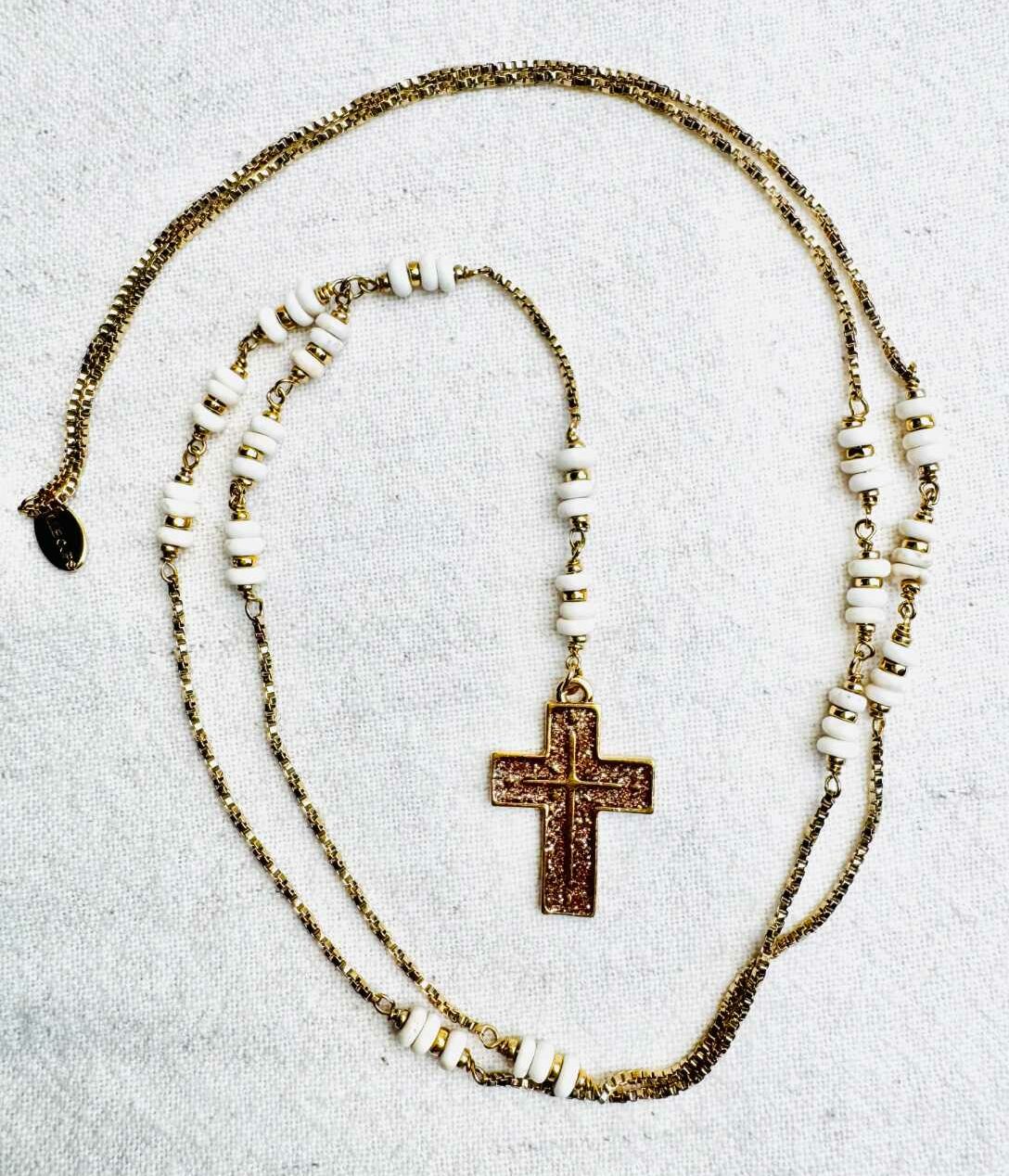 INDIAN-SUMMER-chapelet-soledad-jade-blanc-croix-doree-mademoiselle-oups Collier chapelet SOLEDAD en jade blanc avec croix émaillée à la main de paillettes dorées – collection Indian Summer Mademoiselle Oups