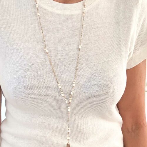 Collier chapelet SOLEDAD en jade blanc avec croix émaillée à la main de paillettes dorées porté sur teeshirt blanc – collection Indian Summer Mademoiselle Oups