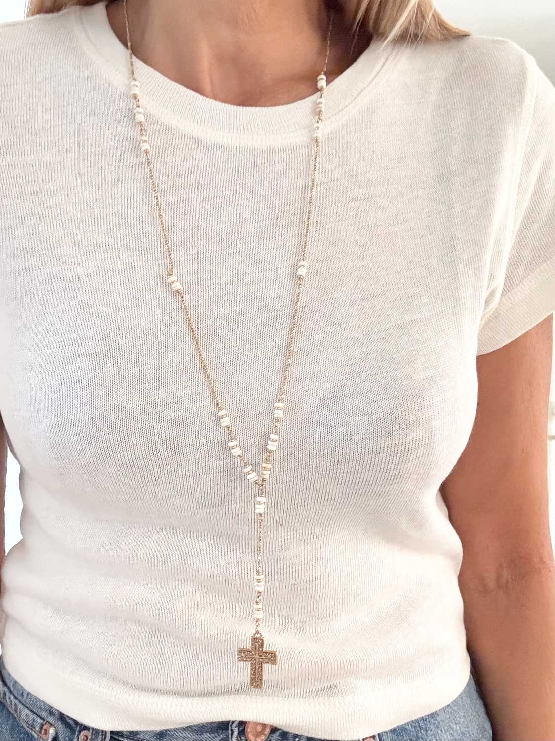 INDIAN-SUMMER-chapelet-soledad-jade-blanc-croix-doree-porte-tshirt-blanc-mademoiselle-oups Collier chapelet SOLEDAD en jade blanc avec croix émaillée à la main de paillettes dorées porté sur teeshirt blanc – collection Indian Summer Mademoiselle Oups