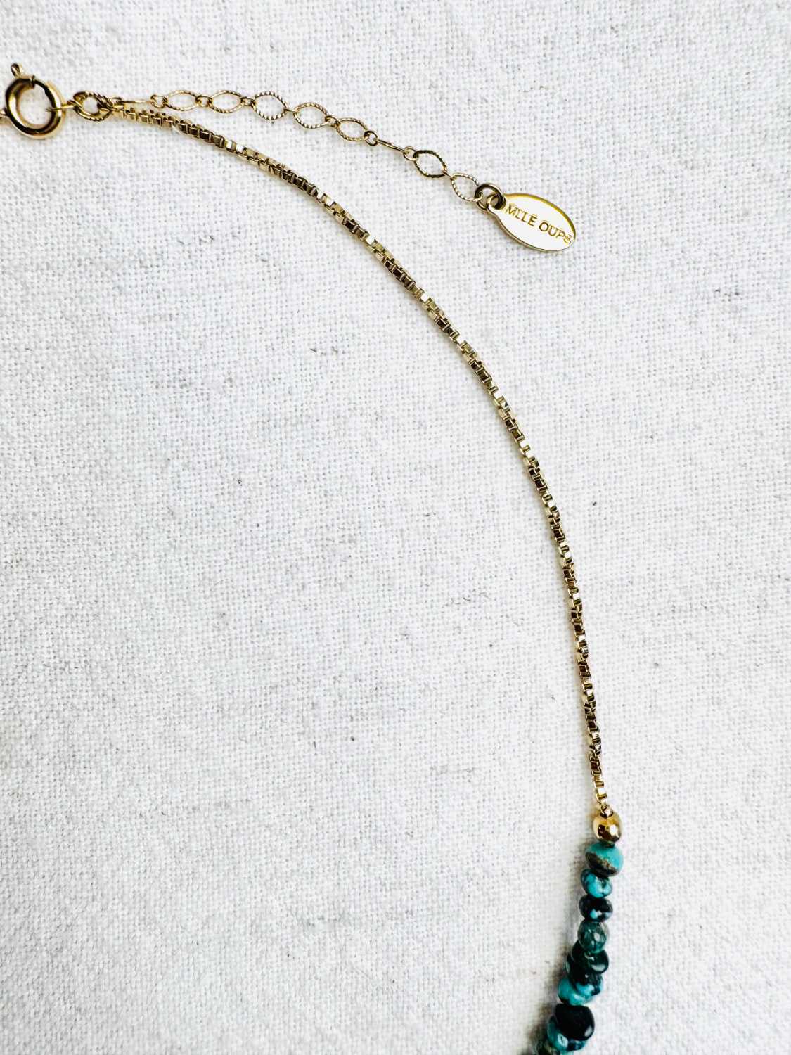 INDIAN-SUMMER-collier-apache-detail-turquoises-nevada-chaine-doree Collier APACHE en turquoise du Nevada avec grande perle talisman dorée travaillée détail pierres et c haine – création Mademoiselle Oups