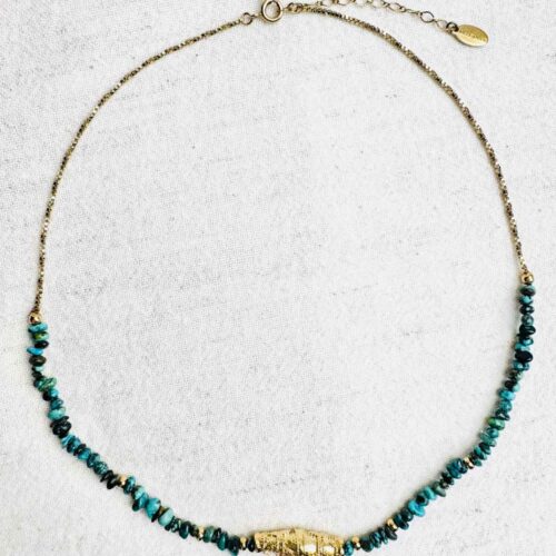 Collier APACHE en turquoise du Nevada avec grande perle talisman dorée travaillée – création Mademoiselle Oups